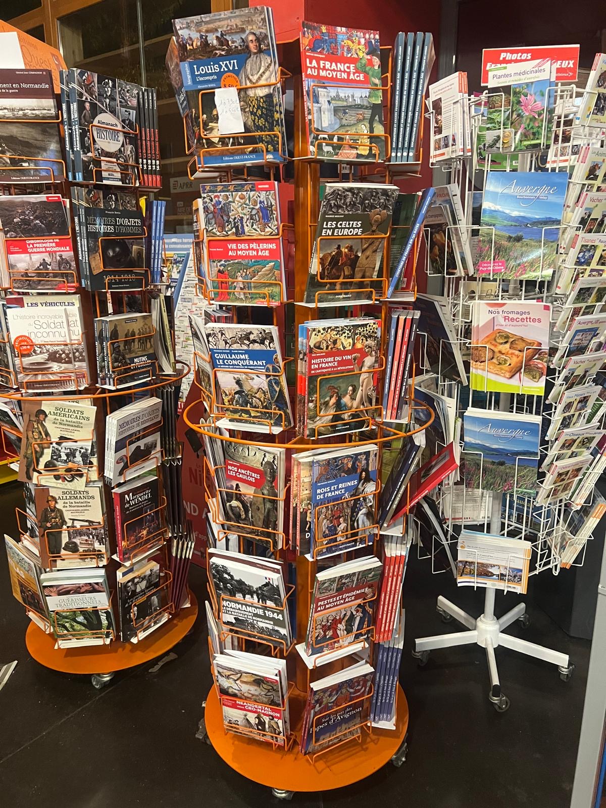 Présentoir tournant orange pour livres en librairie
