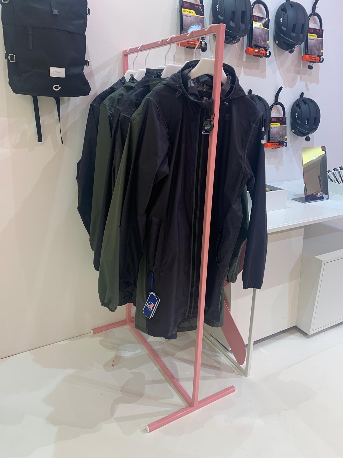Portique vêtements acier thermolaqué rose — Magasin sport