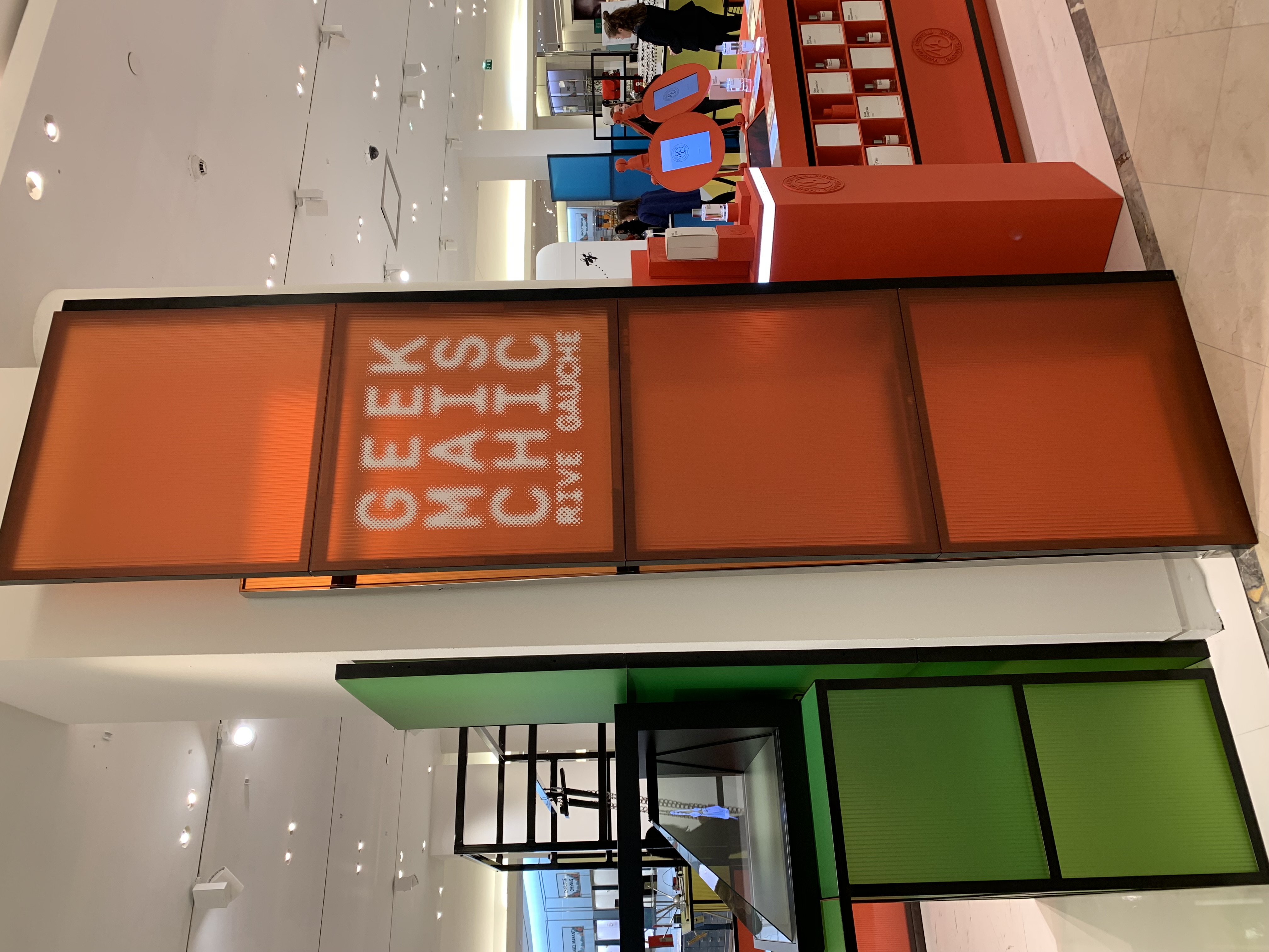 Enseigne lumineuse orange Geeks Chic Rive Gauche